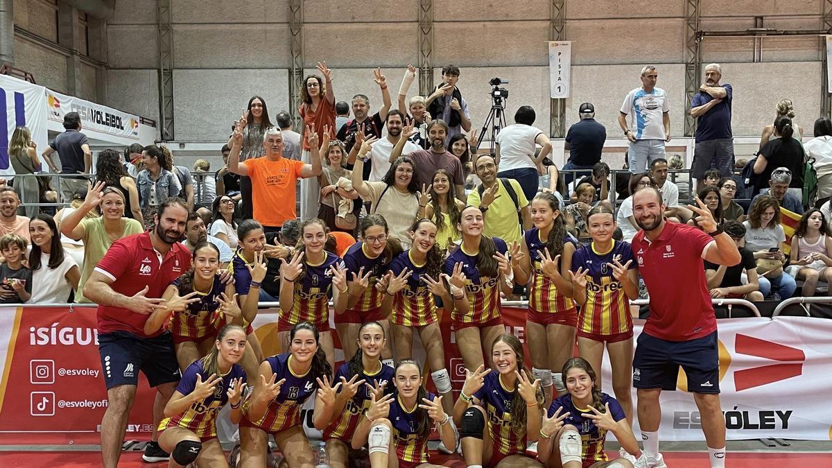 La selección infantil femenina posa tras quedar tercera de España.
