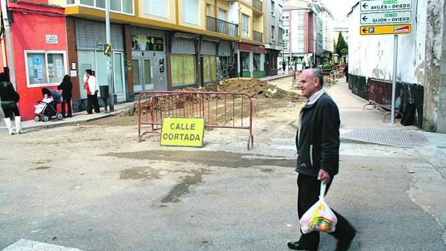 Un hombre pasa ante las obras de la calle Marcelino Rodríguez.