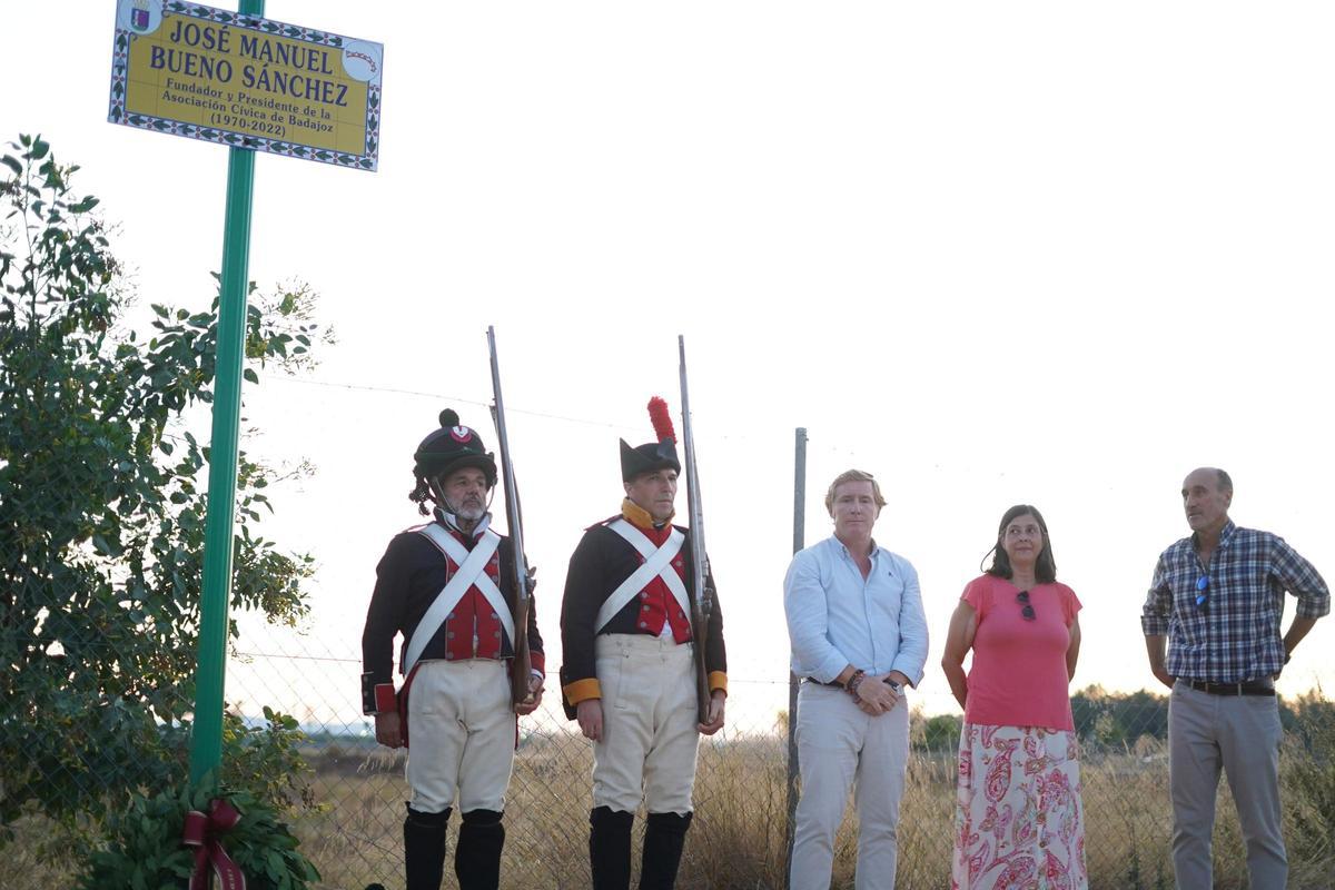 Galería | Así ha sido el homenaje a José Manuel Bueno, al que Badajoz ha dedicado una calle