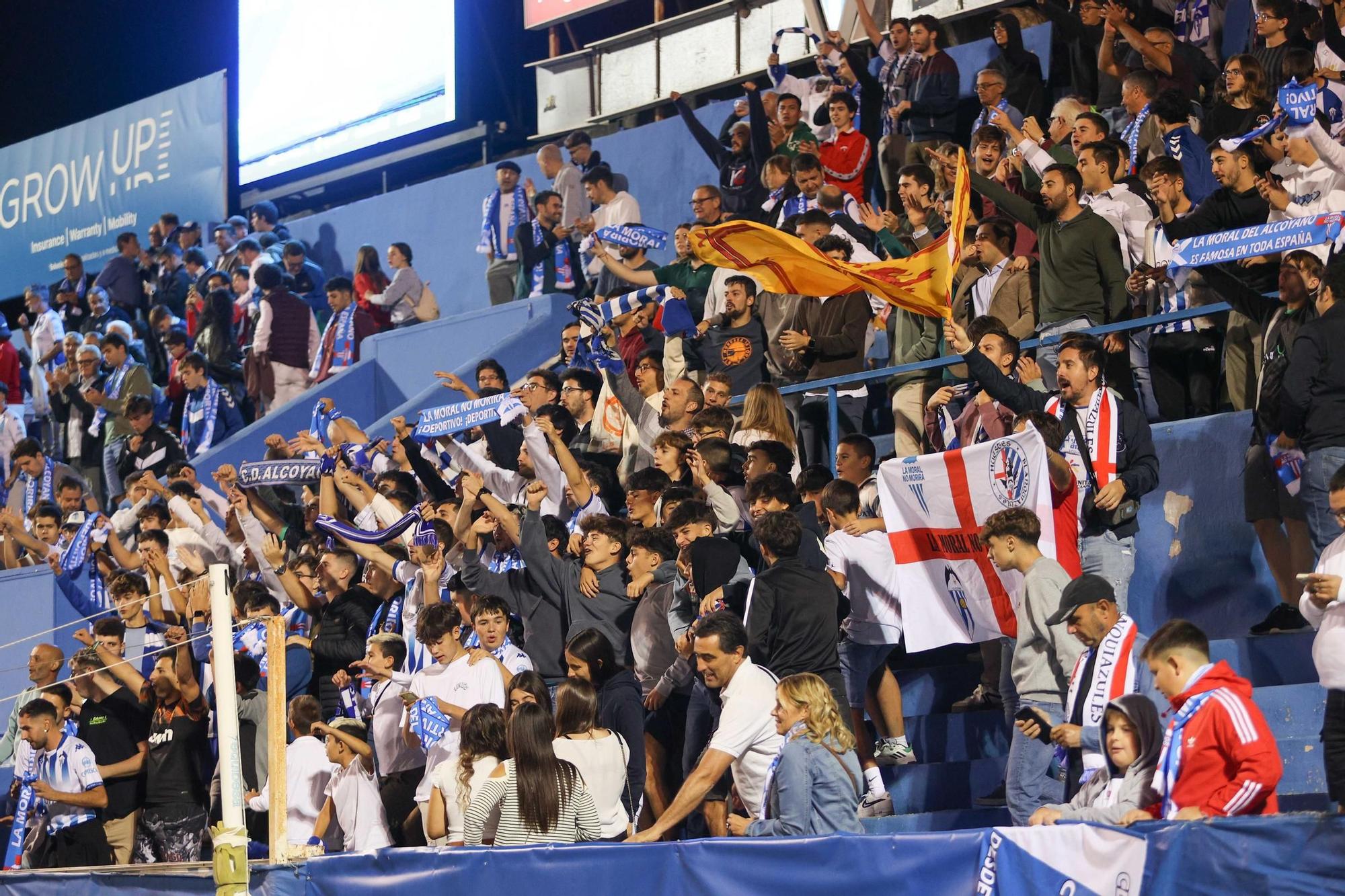 El Alcoyano vuela empujado por la afición