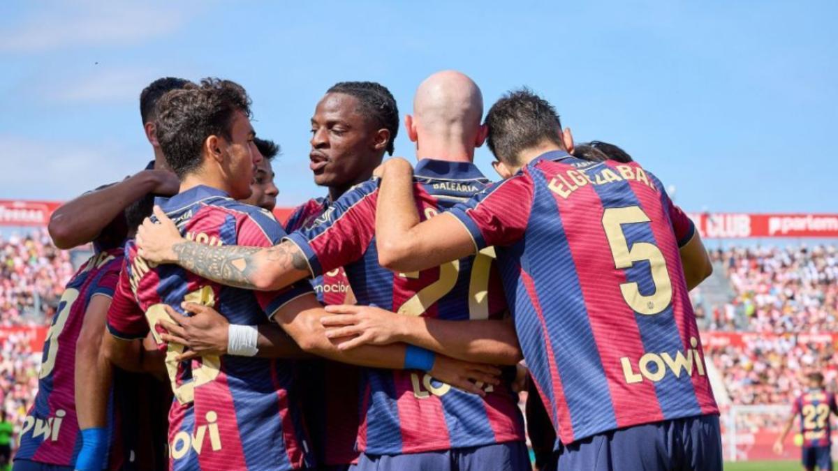 Los jugadores del Levante UD celebrando los goles ante el Girona