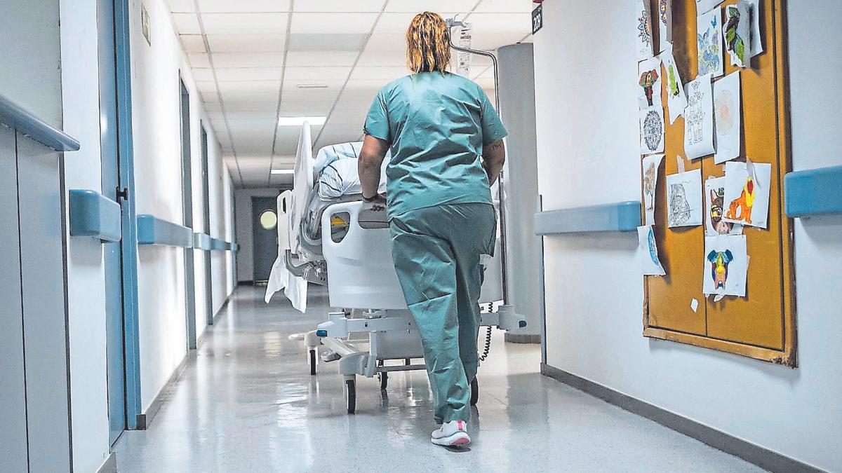 Una enfermera traslada a un paciente en el HUC.