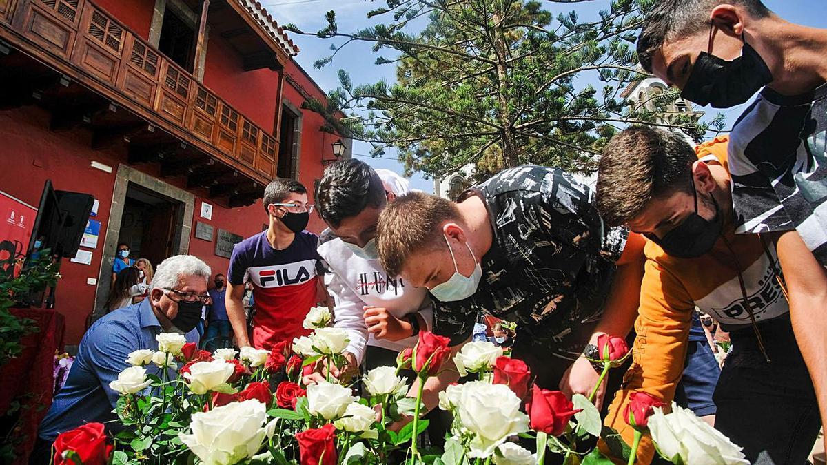 Estudiantes durante la ofrenda floran ante el busto del poeta, ayer, en Moya.