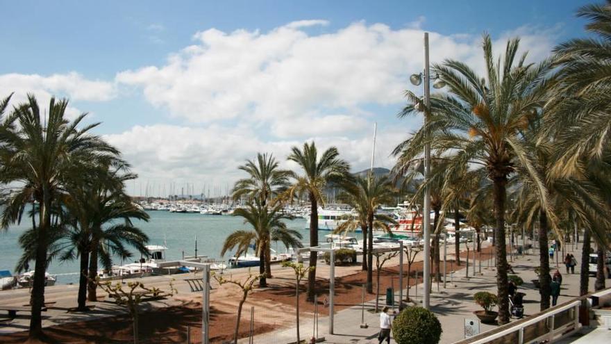 Vista general del paseo marítimo del puerto de Alcúdia que el Ayuntamiento quiere asumir.