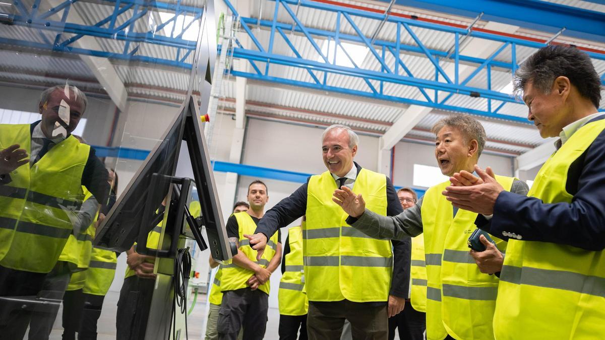 El presidente Azcón visita las nuevas instalaciones de KDK en Borja.