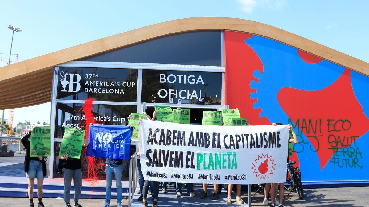 Activistas irrumpen en la tienda de la Copa América de Barcelona.