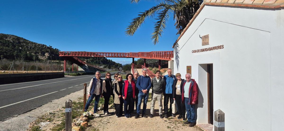 Las autoridades, junto a la caseta de guardabarreras restaurada junto a la pasarela de la CV-50.
