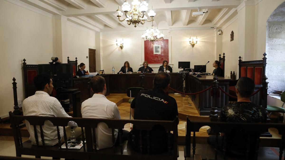 Los tres acusados, en el banquillo de la Audiencia Provincial de Zamora