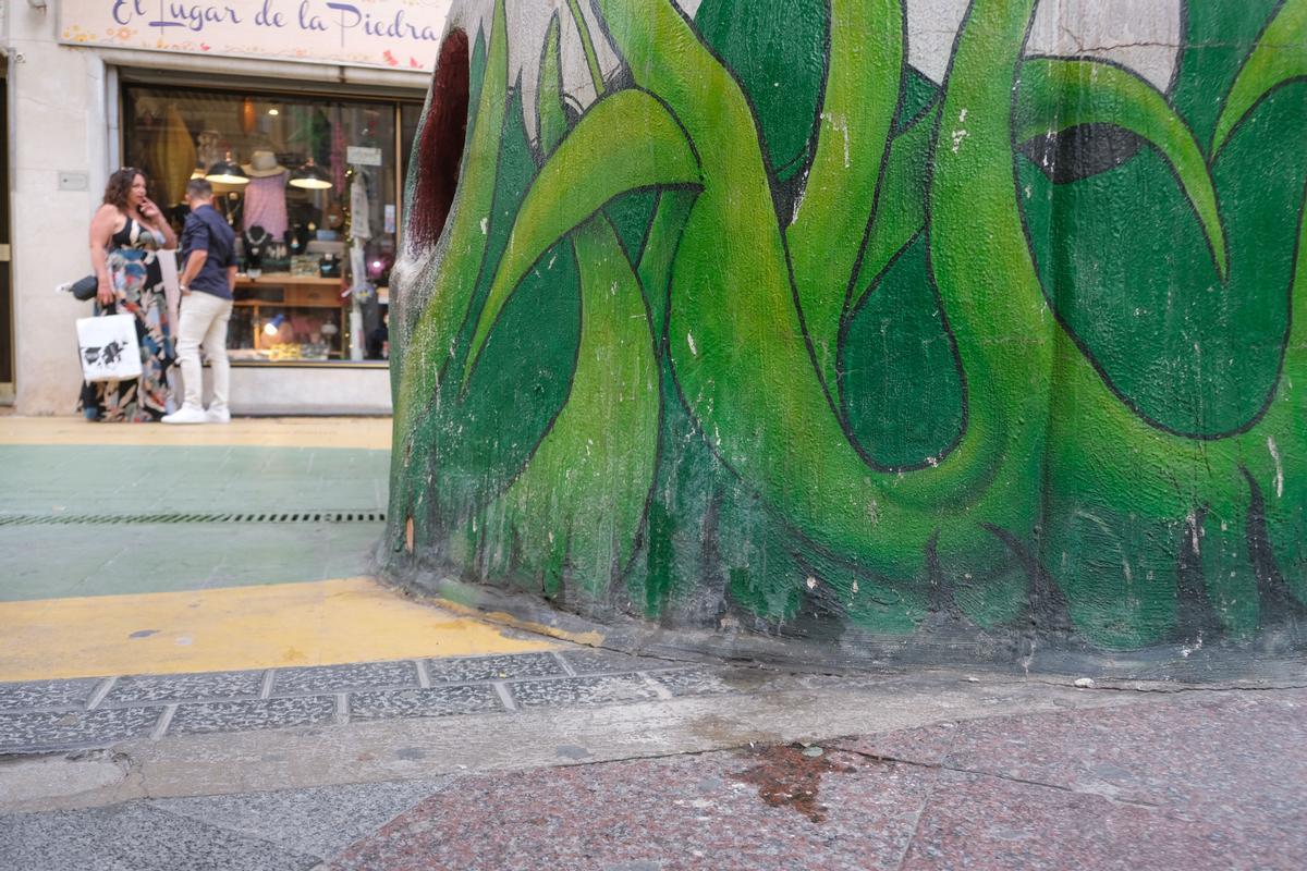 Una de las setas de la calle San Francisco, con restos de orín, este jueves.
