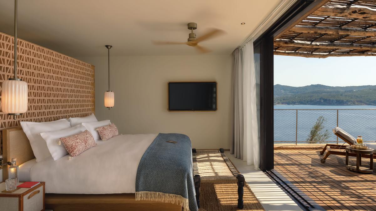 Las habitaciones de Six Senses Ibiza tienen unas vistas increíbles a la Bahía de Cala Xarraca