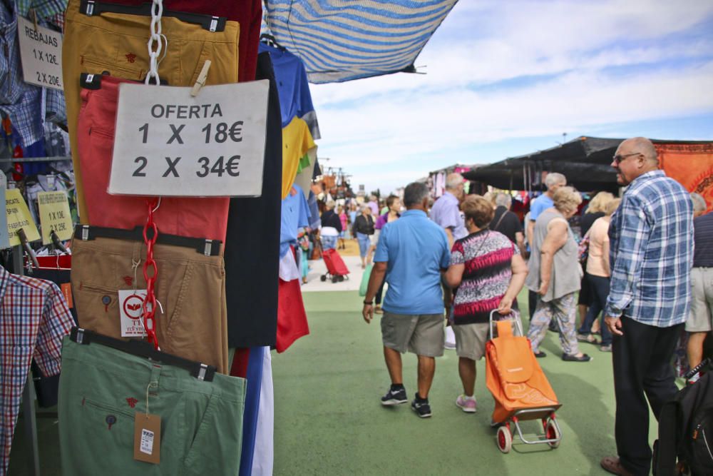 El nuevo recinto para el mercadillo de Torrevieja de los viernes se estrenó con una gran afluencia de usuarios, lo que provocó problemas de tráfico y falta de autobuses de transporte.