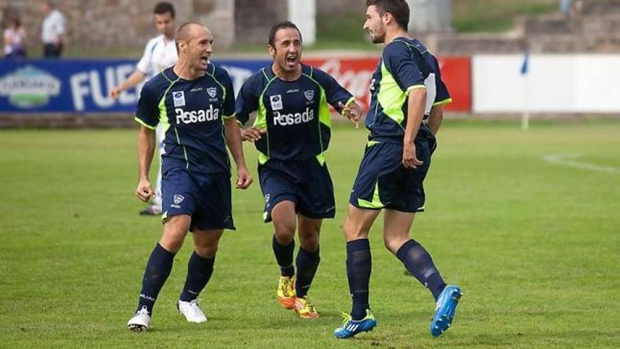 Los jugadores del Marino celebran un gol en el partido ante el Marino de Arona en Miramar.