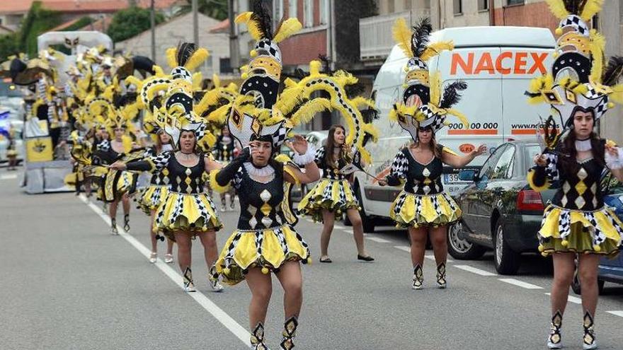 Una de las comparsas participantes en el festejo.