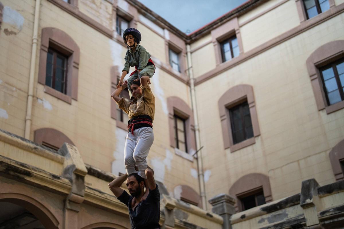 Esquerdats, la colla castellera que ensaya en la Modelo