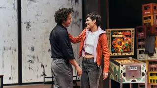 "Los guapos" de Trueba, Chevi Muraday y Maria Rodés, en el Arniches