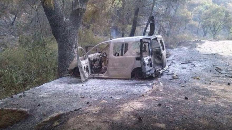 El autor del incendio prendió fuego a este vehículo y las llamas alcanzaron la vegetación de alrededor, provocando un desastre en el paraje de la Hoz de Marín.