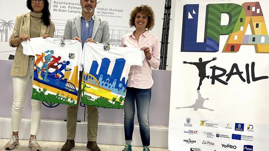 Leticia López Estrada (izda.), Francisco Castellano (cent.) y Jazmina Benítez (dcha.), durante el acto de presentación. | | LP/DLP