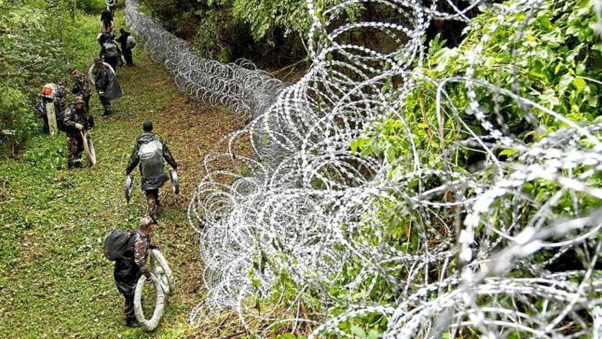 Ahir, els soldats hongaresos continuaven col·locant filferros a les fronteres del país