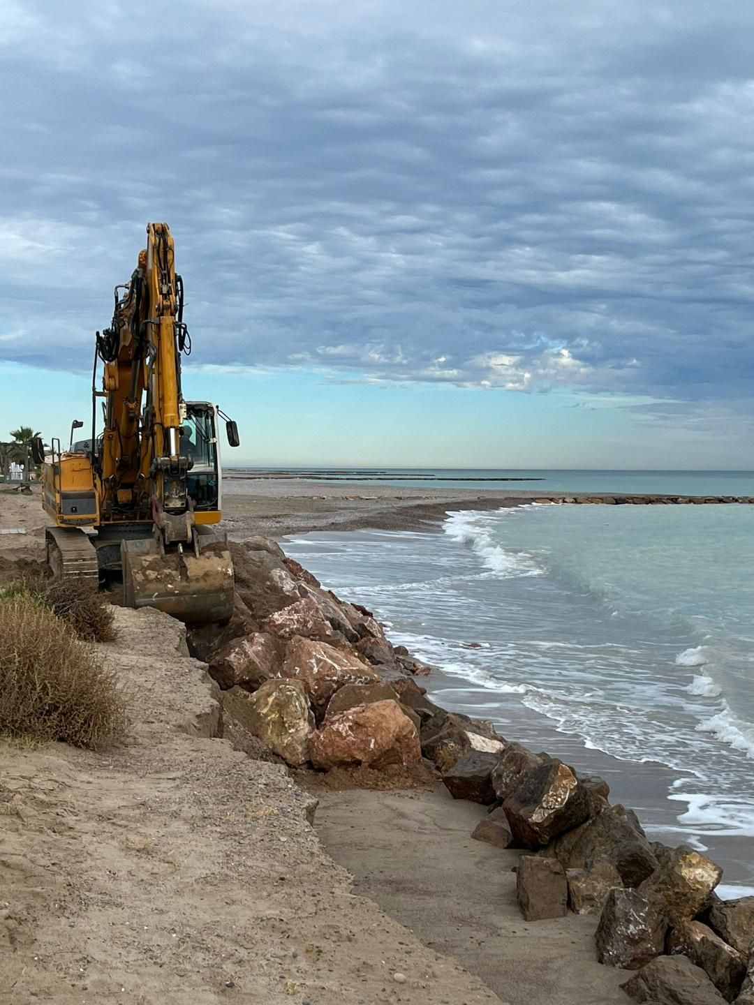 El muro de piedras de Almenara que construye Costas contra la regresión