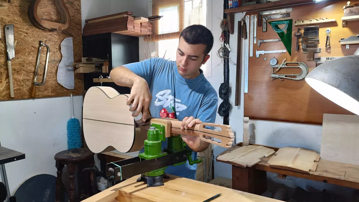 Joven y luthier: la singular apuesta de Tomás por la artesanía para ganarse la vida en Málaga