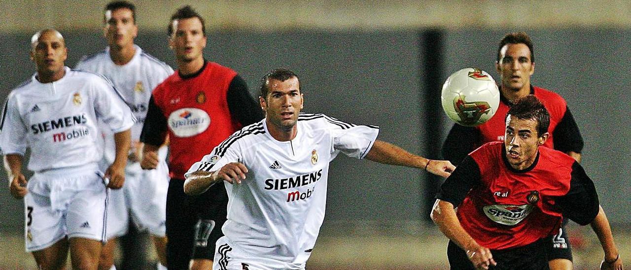 Zidane persigue a Cortés en un duelo del Madrid ante el Mallorca en Son Moix de 2004.