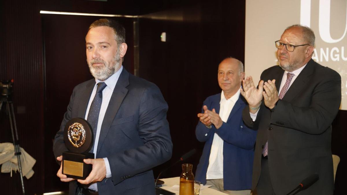 Cristian Segura recibe el 18º Premio de Periodismo Julio Anguita Parrado.