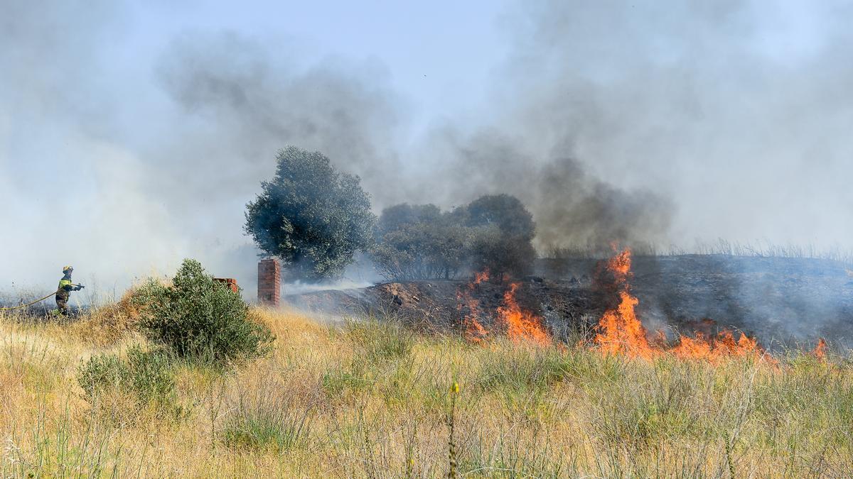 Un operario, en las labores de extinción del incendio.