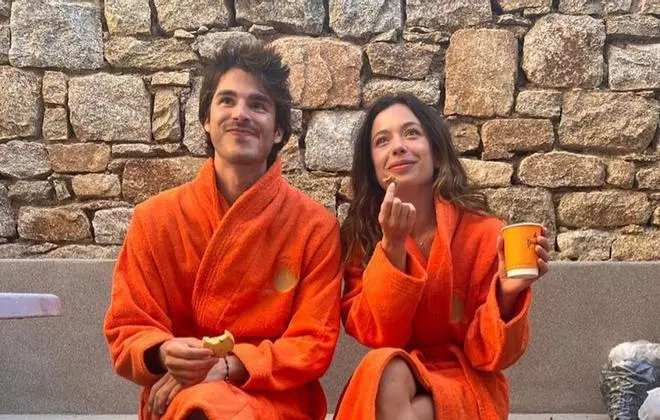 Pillan a Anna Castillo y Álvaro Mel comiéndose a besos en un bar... Y para prueba, un vídeo