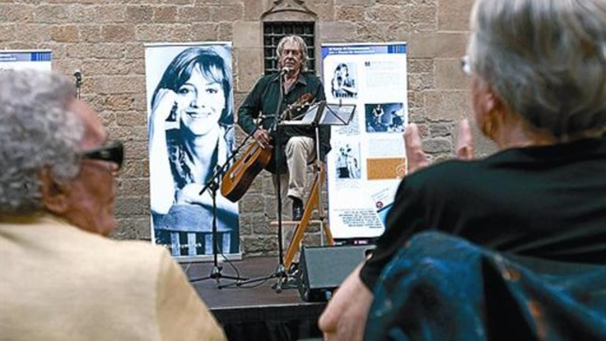 Paco Ibáñez canta a Montserrat Roig (al fondo, en la foto) ante la madre de esta (derecha) y Neus Català, superviviente de Ravensbrück (izquierda).