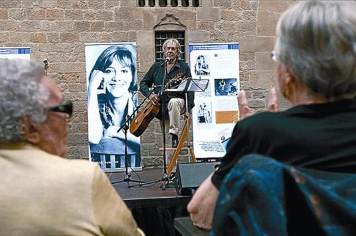 Paco Ibáñez canta a Montserrat Roig (al fons, a la foto) davant la mare d’ella (dreta) i Neus Català, supervivent de Ravensbrück (esquerra).