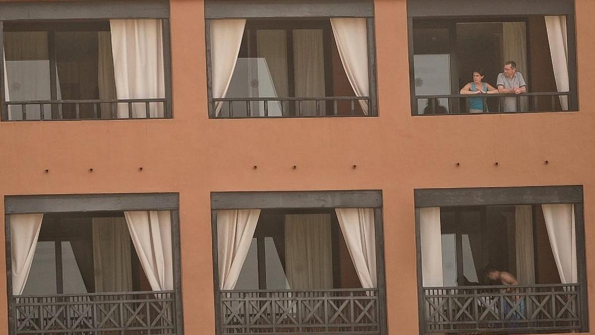 Turistas confinados en el hotel de Tenerife por un positivo en coronavirus.