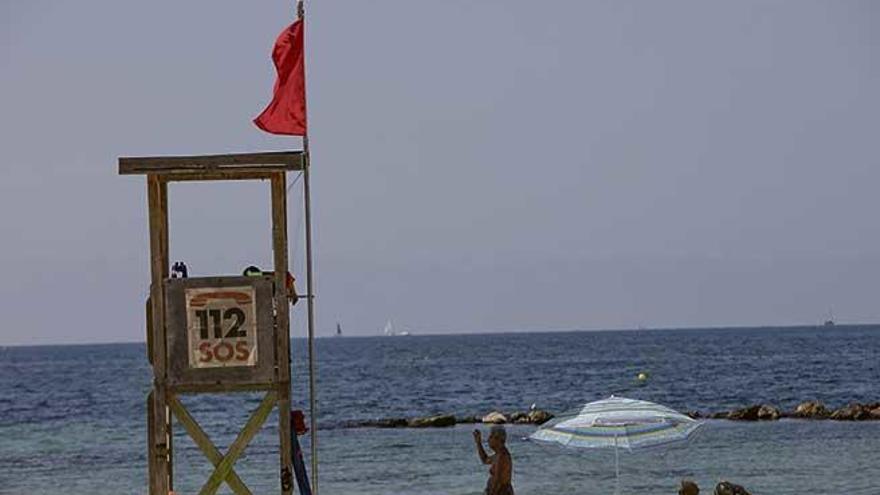 La bandera roja se izó en la playa de Ciutat Jardí el pasado domingo.