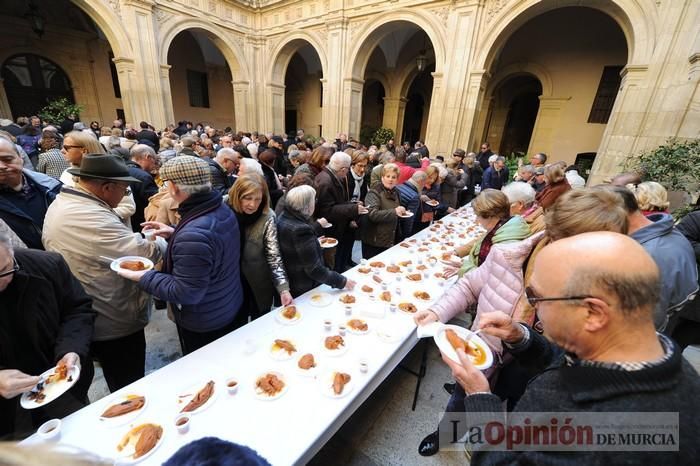 Reparto de boniatos en el Palacio Episcopal por San Fulgencio