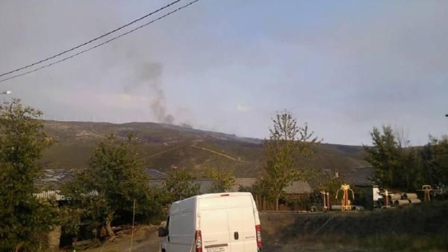 Incendio que ayer afectaba al término de La Tejera.