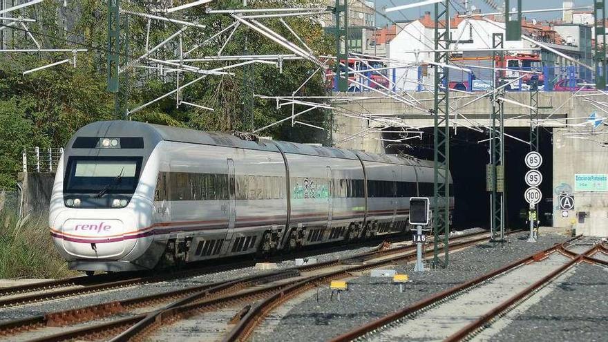 Un tren circulando por la actual línea del Eje Atlántico a su paso por Pontevedra. // FDV