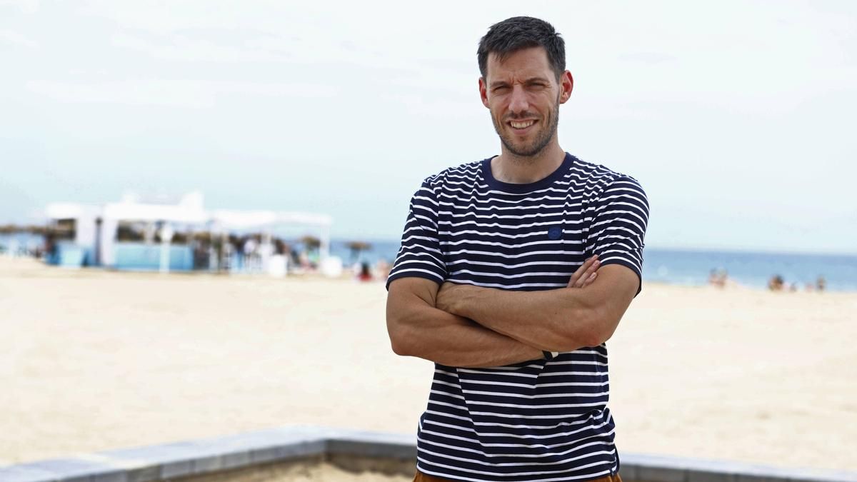 Sam Van Rossom posa para SUPER en la Playa de La Patacona de València