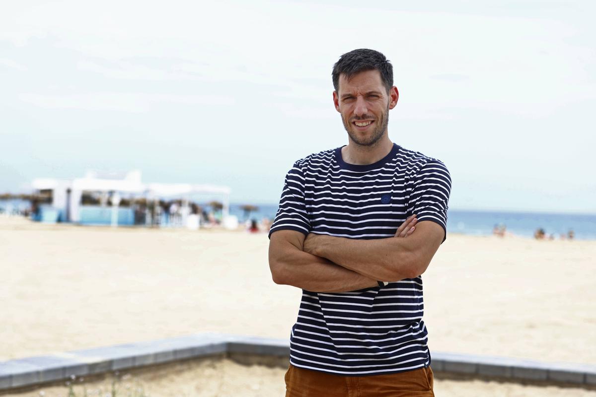 Sam Van Rossom posa para SUPER en la Playa de La Patacona de València