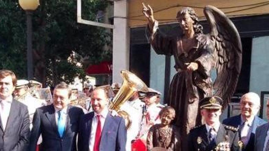 De izquierda a derecha: Javier Yelo, Pedro Pablo Hernández, Albarracín, Quirós, Del Olmo, y delante, Hernández Mondéjar, Miguel Martínez y Raúl Colucho, ante la escultura de los Ángeles Custodios.