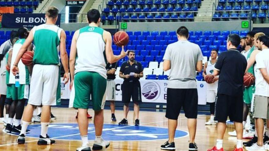 El Unicaja se entrena en el Santiago Martín.