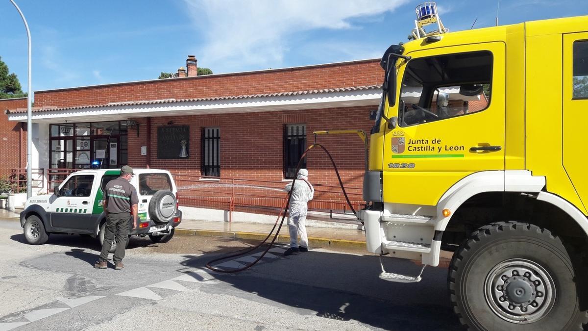 Un operario limpia las calles de Cantalejo.