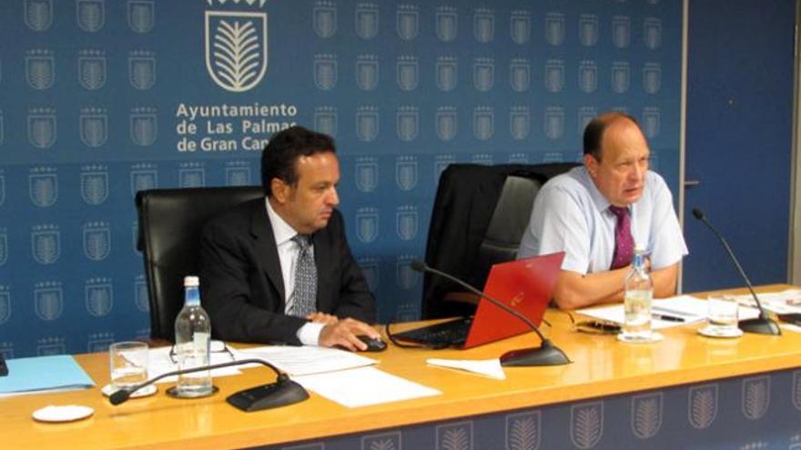 Guillermo García, director de gestión tributaria, y el edil Agustín Gutiérrez. | lp/ dlp