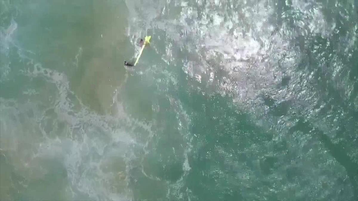 Rescatan con un dron a dos surfistas en Australia