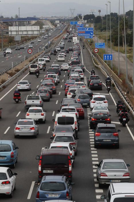 Más de 170.000 valientes desafían a la lluvia en Cheste