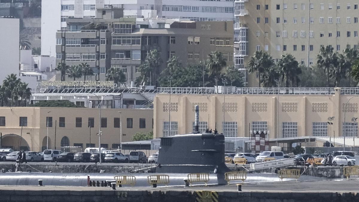 El submarino más avanzado de la Armada llega al Puerto de Las Palmas para hundir con un torpedo a la 'hormiga atómica'