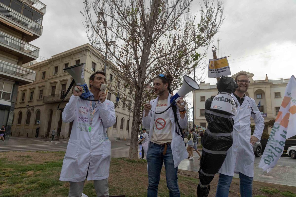 Médicos vuelven a protestar en Alicante contra la prohibición de ejercer en la sanidad privada