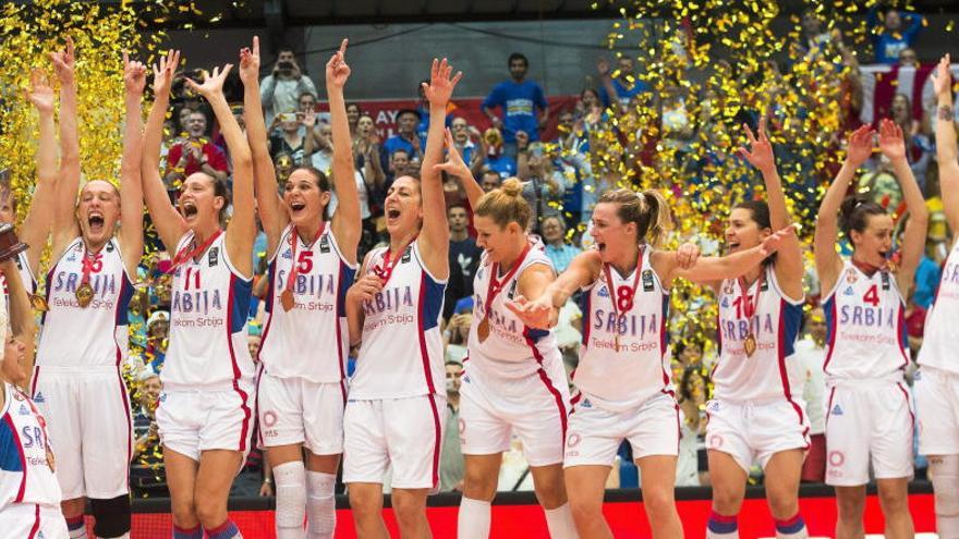 Las jugadoras serbias celebran el triunfo en el Eurobasket.