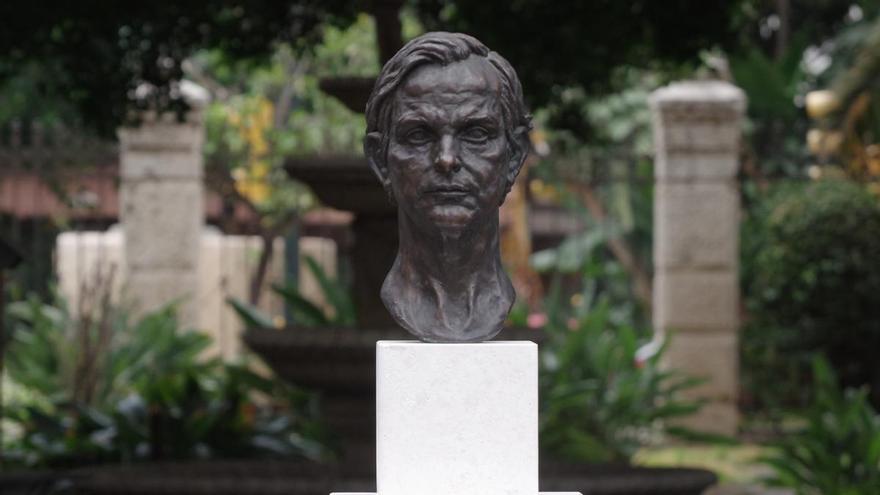 El Ayuntamiento instala un monumento en los jardines del Hos