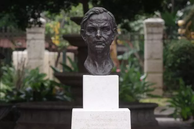El Ayuntamiento instala un monumento en los jardines del Hospital Noble en reconocimiento al pintor Félix Revello de Toro