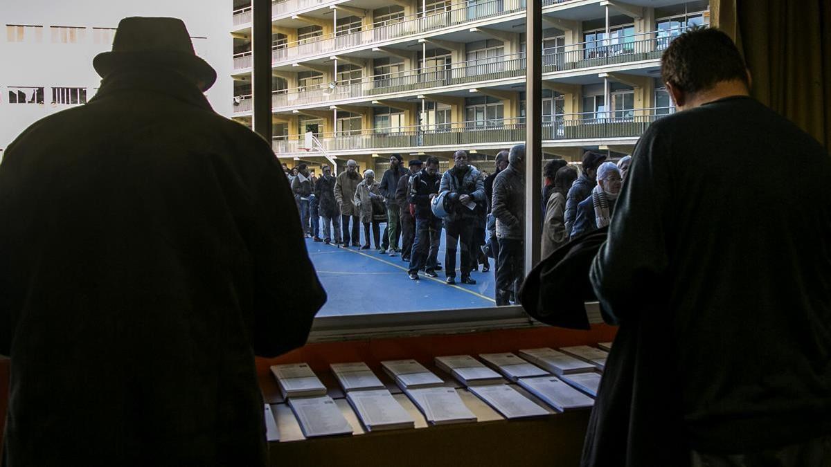 Barcelona ( Barcelones )  21 12 2017     Politica   21D  Votaciones para las Elecciones al Parlament de Catalunya             DG  171221     ex  0318          en la foto    Ambiemte y votacion en el colegio   La Salle de Gracia                foto   PUIG   JOAN