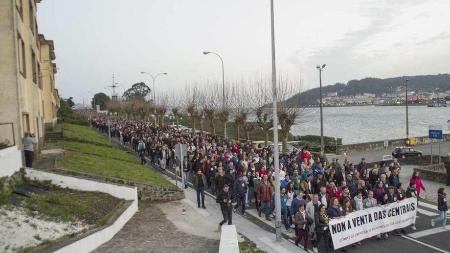 Manifestación contra la venta de las centrales en Cee.